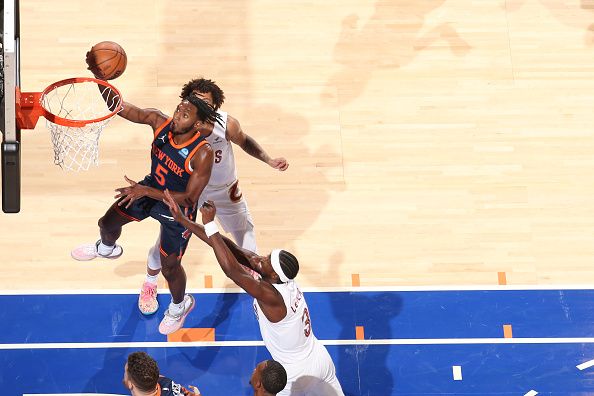 NEW YORK, NY - NOVEMBER 1: Immanuel Quickley #5 of the New York Knicks shoots the ball during the game against the Cleveland Cavaliers on November 1, 2023 at Madison Square Garden in New York City, New York.  NOTE TO USER: User expressly acknowledges and agrees that, by downloading and or using this photograph, User is consenting to the terms and conditions of the Getty Images License Agreement. Mandatory Copyright Notice: Copyright 2023 NBAE  (Photo by Nathaniel S. Butler/NBAE via Getty Images)