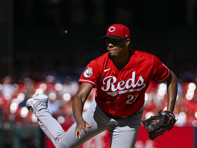 Oct 1, 2023; St. Louis, Missouri, USA;  Cincinnati Reds starting pitcher Hunter Greene (21) pitches against the St. Louis Cardinals during the first inning at Busch Stadium. Mandatory Credit: Jeff Curry-USA TODAY Sports