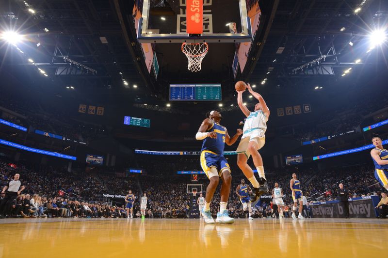 SAN FRANCISCO, CA - DECEMBER 27: Mason Plumlee #24 of the Charlotte Hornets drives to the basket during the game against the Golden State Warriors on December 27, 2022 at Chase Center in San Francisco, California. NOTE TO USER: User expressly acknowledges and agrees that, by downloading and or using this photograph, user is consenting to the terms and conditions of Getty Images License Agreement. Mandatory Copyright Notice: Copyright 2022 NBAE (Photo by Noah Graham/NBAE via Getty Images)