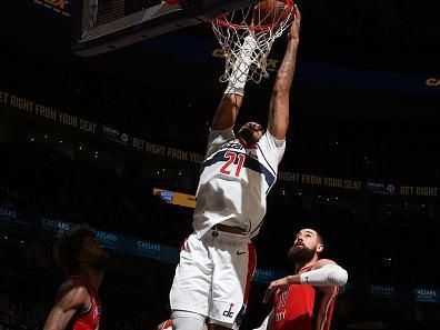 WASHINGTON, DC -? DECEMBER 13:  Daniel Gafford #21 of the Washington Wizards goes to the basket during the game on December 13, 2023 at Capital One Arena in Washington, DC. NOTE TO USER: User expressly acknowledges and agrees that, by downloading and or using this Photograph, user is consenting to the terms and conditions of the Getty Images License Agreement. Mandatory Copyright Notice: Copyright 2023 NBAE (Photo by Stephen Gosling/NBAE via Getty Images)