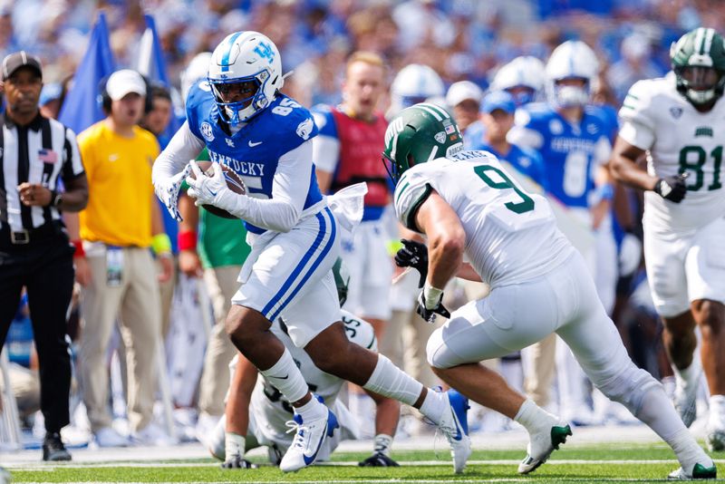 Sep 21, 2024; Lexington, Kentucky, USA; Kentucky Wildcats tight end Jordan Dingle (85) carries the ball during the third quarter against the Ohio Bobcats at Kroger Field. Mandatory Credit: Jordan Prather-Imagn Images