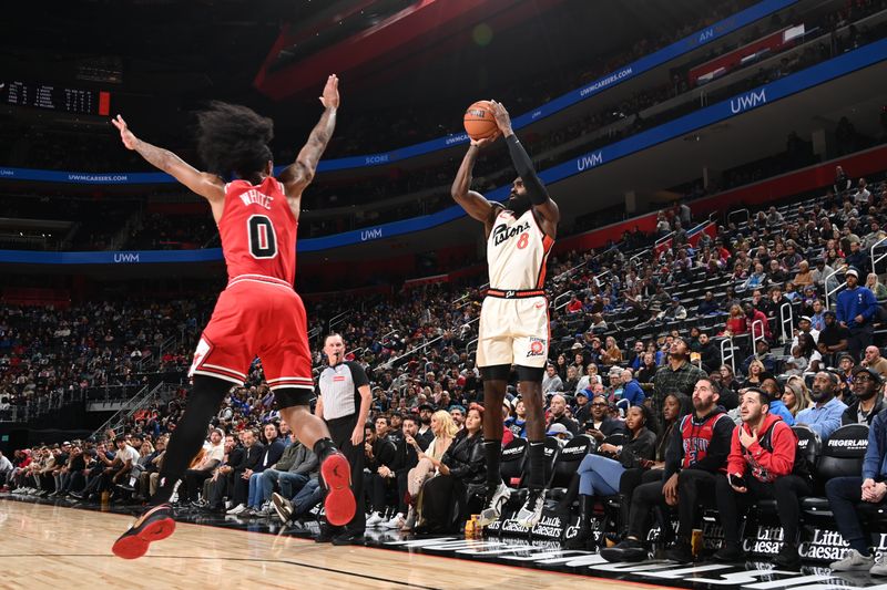 DETROIT, MI - NOVEMBER 18: Tim Hardaway Jr. #8 of the Detroit Pistons shoots the ball during the game against the Chicago Bulls on November 18, 2024 at Little Caesars Arena in Detroit, Michigan. NOTE TO USER: User expressly acknowledges and agrees that, by downloading and/or using this photograph, User is consenting to the terms and conditions of the Getty Images License Agreement. Mandatory Copyright Notice: Copyright 2024 NBAE (Photo by Chris Schwegler/NBAE via Getty Images)