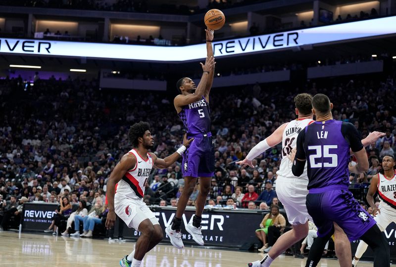 SACRAMENTO, CALIFORNIA - OCTOBER 28: De'Aaron Fox #5 of the Sacramento Kings shoots over Scoot Henderson #00 of the Portland Trail Blazers during the first quarter at Golden 1 Center on October 28, 2024 in Sacramento, California. NOTE TO USER: User expressly acknowledges and agrees that, by downloading and or using this photograph, User is consenting to the terms and conditions of the Getty Images License Agreement. (Photo by Thearon W. Henderson/Getty Images)