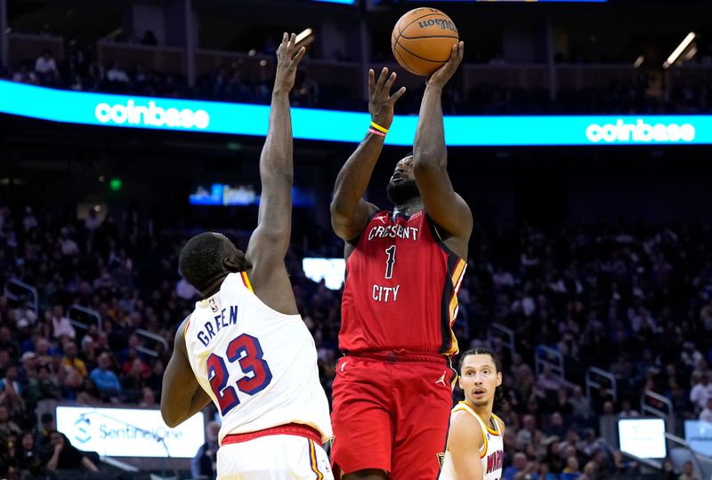 SAN FRANCISCO, CALIFORNIA - OCTOBER 29: Zion Williamson #1 of the New Orleans Pelicans shoots and scores over Draymond Green #23 of the Golden State Warriors during the fourth quarter at Chase Center on October 29, 2024 in San Francisco, California. NOTE TO USER: User expressly acknowledges and agrees that, by downloading and or using this photograph, User is consenting to the terms and conditions of the Getty Images License Agreement. (Photo by Thearon W. Henderson/Getty Images)