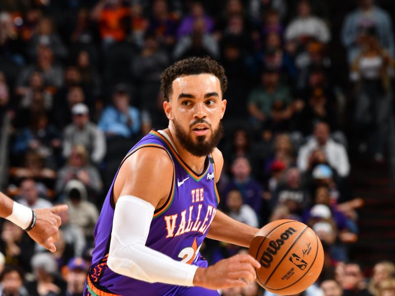 PHOENIX, AZ - NOVEMBER 18: Tyus Jones #21 of the Phoenix Suns drives to the basket during the game against the Orlando Magic on November 18, 2024 at Footprint Center in Phoenix, Arizona. NOTE TO USER: User expressly acknowledges and agrees that, by downloading and or using this photograph, user is consenting to the terms and conditions of the Getty Images License Agreement. Mandatory Copyright Notice: Copyright 2024 NBAE (Photo by Barry Gossage/NBAE via Getty Images)