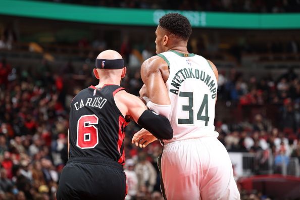 CHICAGO, IL - NOVEMBER 30: Alex Caruso #6 of the Chicago Bulls plays defense against Giannis Antetokounmpo #34 of the Milwaukee Bucks on November 30, 2023 at United Center in Chicago, Illinois. NOTE TO USER: User expressly acknowledges and agrees that, by downloading and or using this photograph, User is consenting to the terms and conditions of the Getty Images License Agreement. Mandatory Copyright Notice: Copyright 2023 NBAE (Photo by Jeff Haynes/NBAE via Getty Images)