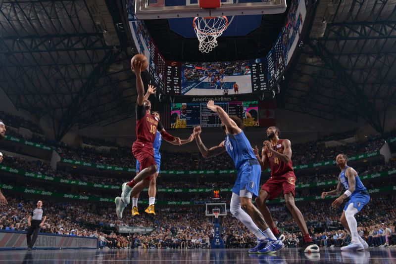 DALLAS, TX - JANUARY 03:  Darius Garland #10 of the Cleveland Cavaliers shoots the ball during the game against the Dallas Mavericks on January 3, 2025 at American Airlines Center in Dallas, Texas. NOTE TO USER: User expressly acknowledges and agrees that, by downloading and or using this photograph, User is consenting to the terms and conditions of the Getty Images License Agreement. Mandatory Copyright Notice: Copyright 2025 NBAE (Photo by Glenn James/NBAE via Getty Images)