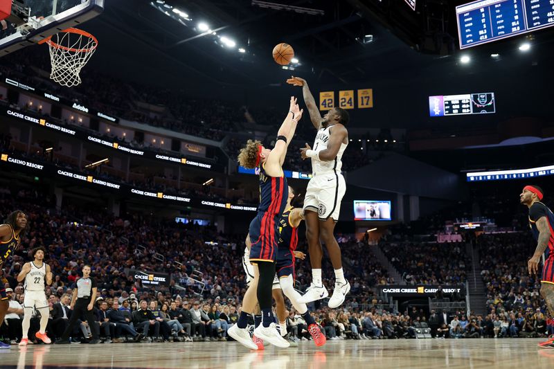 SAN FRANCISCO, CALIFORNIA - NOVEMBER 25: Shake Milton #7 of the Brooklyn Nets shoots over Brandin Podziemski #2 of the Golden State Warriors in the first half at Chase Center on November 25, 2024 in San Francisco, California. NOTE TO USER: User expressly acknowledges and agrees that, by downloading and/or using this photograph, user is consenting to the terms and conditions of the Getty Images License Agreement.   (Photo by Ezra Shaw/Getty Images)