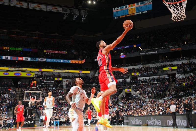 SAN ANTONIO, TX - DECEMBER 8: Jeremiah Robinson-Earl #50 of the New Orleans Pelicans drives to the basket during the game against the San Antonio Spurs on December 8, 2024 at the Frost Bank Center in San Antonio, Texas. NOTE TO USER: User expressly acknowledges and agrees that, by downloading and or using this photograph, user is consenting to the terms and conditions of the Getty Images License Agreement. Mandatory Copyright Notice: Copyright 2024 NBAE (Photos by Jesse D. Garrabrant/NBAE via Getty Images)