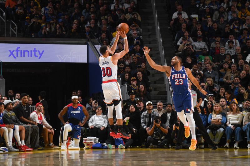 SAN FRANCISCO, CA - JANUARY 2:  Stephen Curry #30 of the Golden State Warriors shoots a three point basket during the game against the Philadelphia 76ers on January 2, 2025 at Chase Center in San Francisco, California. NOTE TO USER: User expressly acknowledges and agrees that, by downloading and or using this photograph, user is consenting to the terms and conditions of Getty Images License Agreement. Mandatory Copyright Notice: Copyright 2025 NBAE (Photo by Noah Graham/NBAE via Getty Images)