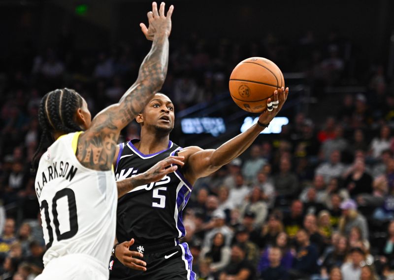 SALT LAKE CITY, UTAH - OCTOBER 15: De'Aaron Fox #5 of the Sacramento Kings attempts a shot over Jordan Clarkson #00 of the Utah Jazz during the first half of a preseason game at Delta Center on October 15, 2024 in Salt Lake City, Utah. NOTE TO USER: User expressly acknowledges and agrees that, by downloading and or using this photograph, User is consenting to the terms and conditions of the Getty Images License Agreement. (Photo by Alex Goodlett/Getty Images)