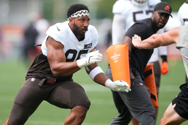 Cleveland Browns' Myles Garrett runs a drill during a joint NFL football camp with the Minnesota Vikings and the Cleveland Browns, Thursday, Aug. 15, 2024, in Berea, Ohio. (AP Photo/Sue Ogrocki)