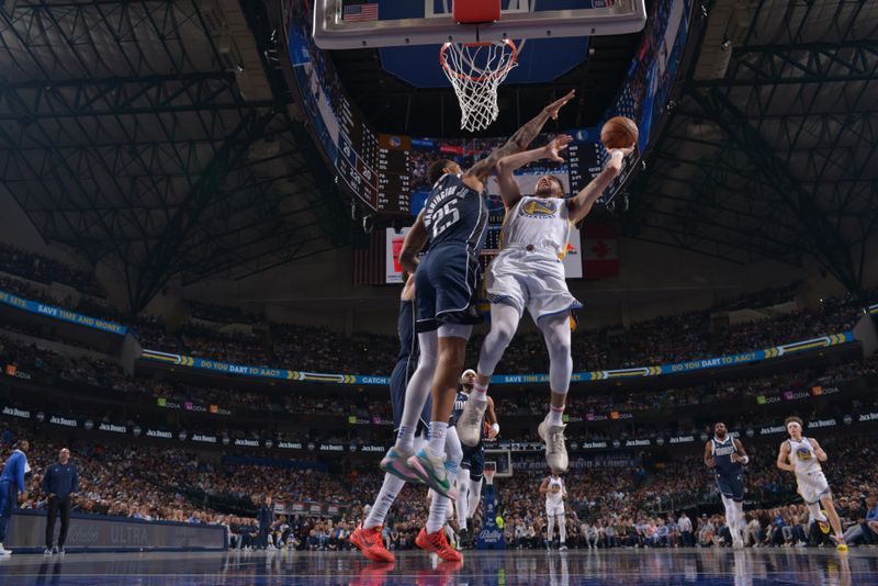 DALLAS, TX - APRIL 5: Klay Thompson #11 of the Golden State Warriors drives to the basket during the game against the Dallas Mavericks on April 5, 2024 at the American Airlines Center in Dallas, Texas. NOTE TO USER: User expressly acknowledges and agrees that, by downloading and or using this photograph, User is consenting to the terms and conditions of the Getty Images License Agreement. Mandatory Copyright Notice: Copyright 2024 NBAE (Photo by Glenn James/NBAE via Getty Images)