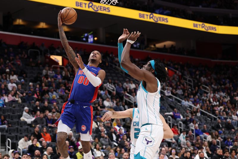 DETROIT, MICHIGAN - JANUARY 03: Ronald Holland II #00 of the Detroit Pistons drives to the basket against Mark Williams #5 of the Charlotte Hornets during the second half at Little Caesars Arena on January 03, 2025 in Detroit, Michigan. NOTE TO USER: User expressly acknowledges and agrees that, by downloading and or using this photograph, User is consenting to the terms and conditions of the Getty Images License. (Photo by Gregory Shamus/Getty Images)