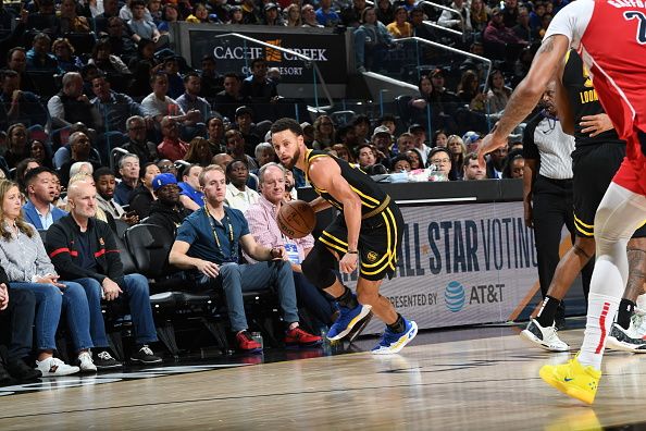 SAN FRANCISCO, CA - DECEMBER 22: Stephen Curry #30 of the Golden State Warriors dribbles the ball during the game against the Washington Wizards on December 22, 2023 at Chase Center in San Francisco, California. NOTE TO USER: User expressly acknowledges and agrees that, by downloading and or using this photograph, user is consenting to the terms and conditions of Getty Images License Agreement. Mandatory Copyright Notice: Copyright 2023 NBAE (Photo by Noah Graham/NBAE via Getty Images)