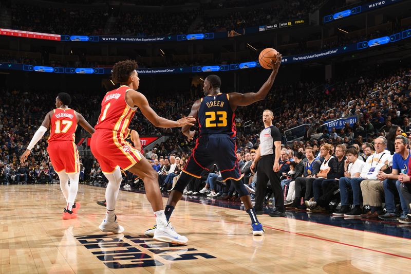 SAN FRANCISCO, CA - NOVEMBER 20: Draymond Green #23 of the Golden State Warriors handles the ball during the game against the Atlanta Hawks on November 20, 2024 at Chase Center in San Francisco, California. NOTE TO USER: User expressly acknowledges and agrees that, by downloading and or using this photograph, user is consenting to the terms and conditions of Getty Images License Agreement. Mandatory Copyright Notice: Copyright 2024 NBAE (Photo by Noah Graham/NBAE via Getty Images)