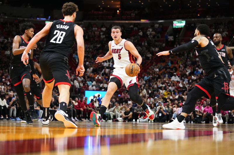 MIAMI, FLORIDA - JANUARY 08: Nikola Jovic #5 of the Miami Heat dribbles the ball up the court against the Houston Rockets during the first quarter at Kaseya Center on January 08, 2024 in Miami, Florida. NOTE TO USER: User expressly acknowledges and agrees that, by downloading and or using this photograph, User is consenting to the terms and conditions of the Getty Images License Agreement. (Photo by Rich Storry/Getty Images)