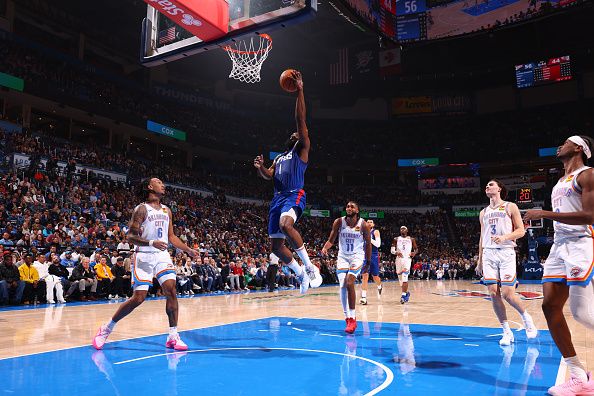 OKLAHOMA CITY, OK - DECEMBER 21: James Harden #1 of the LA Clippers drives to the basket during the game against the Oklahoma City Thunder on December 21, 2023 at Paycom Arena in Oklahoma City, Oklahoma. NOTE TO USER: User expressly acknowledges and agrees that, by downloading and or using this photograph, User is consenting to the terms and conditions of the Getty Images License Agreement. Mandatory Copyright Notice: Copyright 2023 NBAE (Photo by Zach Beeker/NBAE via Getty Images)