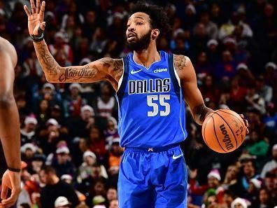 PHOENIX, AZ - DECEMBER 25: Derrick Jones Jr. #55 of the Dallas Mavericks sets the play during the game against the Phoenix Suns on December 25, 2023 at Footprint Center in Phoenix, Arizona. NOTE TO USER: User expressly acknowledges and agrees that, by downloading and or using this photograph, user is consenting to the terms and conditions of the Getty Images License Agreement. Mandatory Copyright Notice: Copyright 2023 NBAE (Photo by Barry Gossage/NBAE via Getty Images)