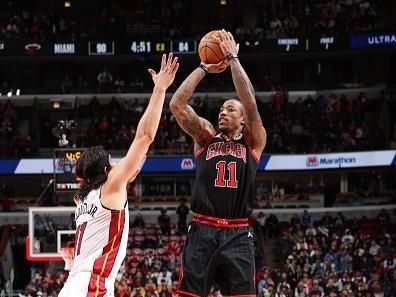 CHICAGO, IL - NOVEMBER 18: JDeMar DeRozan #11 of the Chicago Bulls shoots the ball during the game against the Memphis Grizzlies on November 18, 2023 at United Center in Chicago, Illinois. NOTE TO USER: User expressly acknowledges and agrees that, by downloading and or using this photograph, User is consenting to the terms and conditions of the Getty Images License Agreement. Mandatory Copyright Notice: Copyright 2023 NBAE (Photo by Jeff Haynes/NBAE via Getty Images)