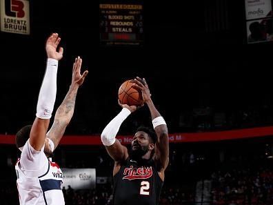 PORTLAND, OR - DECEMBER 21: Deandre Ayton #2 of the Portland Trail Blazers shoots the ball during the game against the Washington Wizards on December 21, 2023 at the Moda Center Arena in Portland, Oregon. NOTE TO USER: User expressly acknowledges and agrees that, by downloading and or using this photograph, user is consenting to the terms and conditions of the Getty Images License Agreement. Mandatory Copyright Notice: Copyright 2023 NBAE (Photo by Cameron Browne/NBAE via Getty Images)