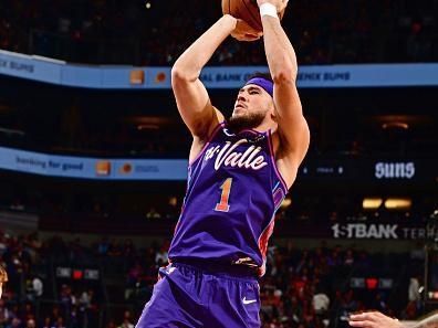 PHOENIX, AZ - DECEMBER 17: Devin Booker #1 of the Phoenix Suns shoots the ball during the game against the Washington Wizards on December 17, 2023 at Footprint Center in Phoenix, Arizona. NOTE TO USER: User expressly acknowledges and agrees that, by downloading and or using this photograph, user is consenting to the terms and conditions of the Getty Images License Agreement. Mandatory Copyright Notice: Copyright 2023 NBAE (Photo by Barry Gossage/NBAE via Getty Images)