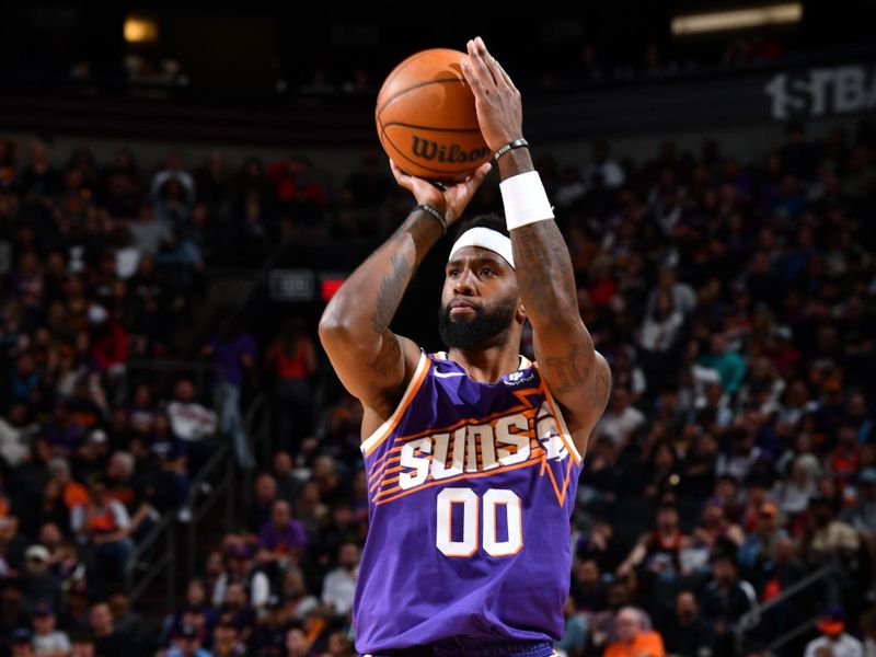 PHOENIX, AZ - MARCH 2: Royce O'Neale #00 of the Phoenix Suns shoots the ball during the game against the Houston Rockets on March 2, 2024 at Footprint Center in Phoenix, Arizona. NOTE TO USER: User expressly acknowledges and agrees that, by downloading and or using this photograph, user is consenting to the terms and conditions of the Getty Images License Agreement. Mandatory Copyright Notice: Copyright 2024 NBAE (Photo by Barry Gossage/NBAE via Getty Images)