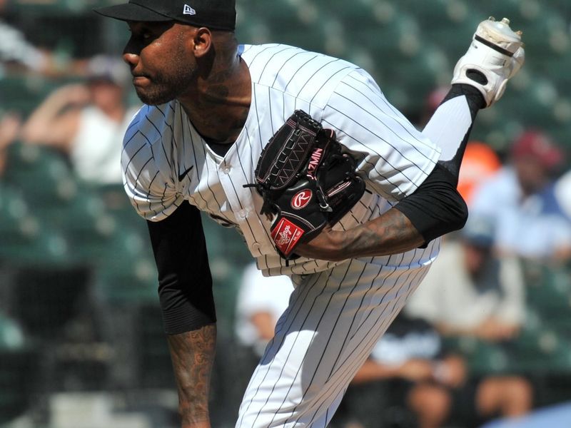 Aug 25, 2024; Chicago, Illinois, USA; Chicago White Sox relief pitcher Enyel De Los Santos (62) pitches during the seventh inning against the Detroit Tigers at Guaranteed Rate Field. Mandatory Credit: Patrick Gorski-USA TODAY Sports