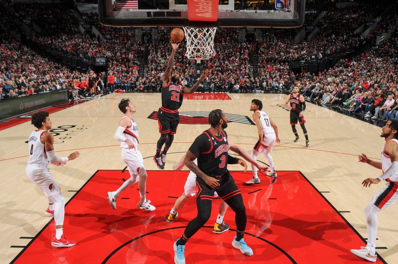 PORTLAND, OR - MARCH 24:  Patrick Beverley #21 of the Chicago Bulls goes to the basket during the game on March 24, 2023 at the Moda Center Arena in Portland, Oregon. NOTE TO USER: User expressly acknowledges and agrees that, by downloading and or using this photograph, user is consenting to the terms and conditions of the Getty Images License Agreement. Mandatory Copyright Notice: Copyright 2023 NBAE (Photo by Cameron Browne/NBAE via Getty Images)