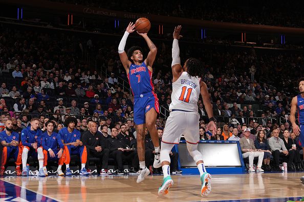 NEW YORK, NY - NOVEMBER 30: Killian Hayes #7 of the Detroit Pistons shoots the ball during the game against the New York Knicks on November 30, 2023 at Madison Square Garden in New York City, New York.  NOTE TO USER: User expressly acknowledges and agrees that, by downloading and or using this photograph, User is consenting to the terms and conditions of the Getty Images License Agreement. Mandatory Copyright Notice: Copyright 2023 NBAE  (Photo by Jesse D. Garrabrant/NBAE via Getty Images)