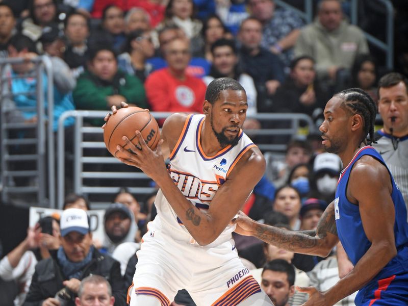 LOS ANGELES, CA - JANUARY 8: Kevin Durant #35 of the Phoenix Suns looks to pass the ball during the game against the LA Clippers on January 8, 2024 at Crypto.Com Arena in Los Angeles, California. NOTE TO USER: User expressly acknowledges and agrees that, by downloading and/or using this Photograph, user is consenting to the terms and conditions of the Getty Images License Agreement. Mandatory Copyright Notice: Copyright 2024 NBAE (Photo by Andrew D. Bernstein/NBAE via Getty Images)