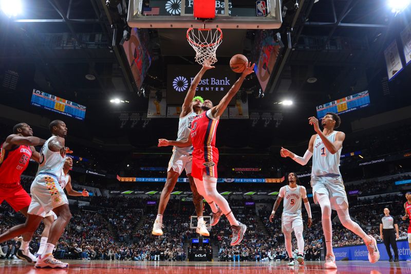 SAN ANTONIO, TX - DECEMBER 8: CJ McCollum #3 of the New Orleans Pelicans drives to the basket during the game against the San Antonio Spurs on December 8, 2024 at the Frost Bank Center in San Antonio, Texas. NOTE TO USER: User expressly acknowledges and agrees that, by downloading and or using this photograph, user is consenting to the terms and conditions of the Getty Images License Agreement. Mandatory Copyright Notice: Copyright 2024 NBAE (Photos by Michael Gonzales/NBAE via Getty Images)