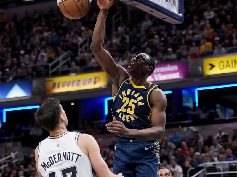 INDIANAPOLIS, INDIANA - NOVEMBER 06: Jalen Smith #25 of the Indiana Pacers dunks the ball past Doug McDermott #17 of the San Antonio Spurs in the third quarter at Gainbridge Fieldhouse on November 06, 2023 in Indianapolis, Indiana. NOTE TO USER: User expressly acknowledges and agrees that, by downloading and or using this photograph, User is consenting to the terms and conditions of the Getty Images License Agreement. (Photo by Dylan Buell/Getty Images)