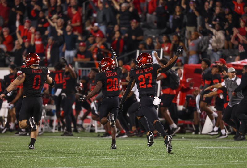 Oct 30, 2021; Houston, Texas, USA; Houston Cougars players react as a kickoff is returned for a touchdown against the Southern Methodist Mustangs in the final minute of the fourth quarter at TDECU Stadium. Mandatory Credit: Troy Taormina-USA TODAY Sports