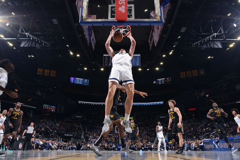 SAN FRANCISCO, CA - NOVEMBER 15: Zach Edey #14 of the Memphis Grizzlies dunks the ball during the game against the Golden State Warriors during the Emirates NBA Cup game on November 15, 2024 at Chase Center in San Francisco, California. NOTE TO USER: User expressly acknowledges and agrees that, by downloading and or using this photograph, user is consenting to the terms and conditions of Getty Images License Agreement. Mandatory Copyright Notice: Copyright 2024 NBAE (Photo by Noah Graham/NBAE via Getty Images)