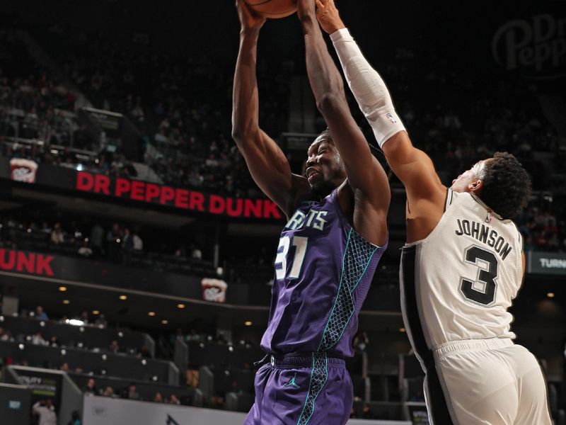 CHARLOTTE, NC - JANUARY 19: Nathan Mensah #31 of the Charlotte Hornets grabs a rebound during the game against the San Antonio Spurs on January 19, 2024 at Spectrum Center in Charlotte, North Carolina. NOTE TO USER: User expressly acknowledges and agrees that, by downloading and or using this photograph, User is consenting to the terms and conditions of the Getty Images License Agreement. Mandatory Copyright Notice: Copyright 2024 NBAE (Photo by Kent Smith/NBAE via Getty Images)