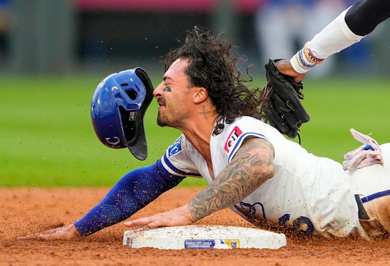 May 28, 2025; Kansas City, Missouri, USA; Kansas City Royals second baseman Jonathan India (6) is caught stealing second base by Cincinnati Reds shortstop Elly De La Cruz (44) during the third inning at Kauffman Stadium. Mandatory Credit: Jay Biggerstaff-Imagn Images