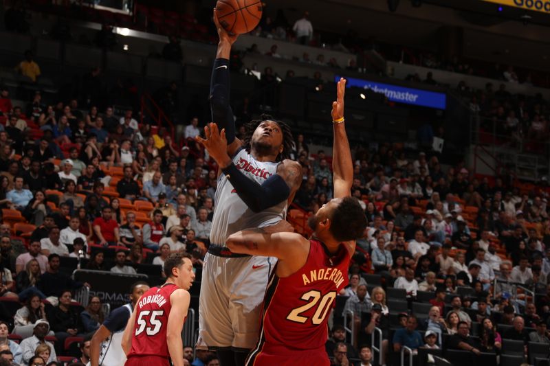 MIAMI, FL - MARCH 3:  Richaun Holmes #22 of the Washington Wizards drives to the basket during the game against the Miami Heat on March 3, 2025 at Kaseya Center in Miami, Florida. NOTE TO USER: User expressly acknowledges and agrees that, by downloading and or using this Photograph, user is consenting to the terms and conditions of the Getty Images License Agreement. Mandatory Copyright Notice: Copyright 2025 NBAE (Photo by Issac Baldizon/NBAE via Getty Images)