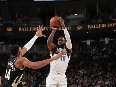 MILWAUKEE, WI - NOVEMBER 18: Tim Hardaway Jr. #10 of the Dallas Mavericks shoots the ball during the game against the Milwaukee Bucks on November 18, 2023 at the Fiserv Forum Center in Milwaukee, Wisconsin. NOTE TO USER: User expressly acknowledges and agrees that, by downloading and or using this Photograph, user is consenting to the terms and conditions of the Getty Images License Agreement. Mandatory Copyright Notice: Copyright 2023 NBAE (Photo by Gary Dineen/NBAE via Getty Images).