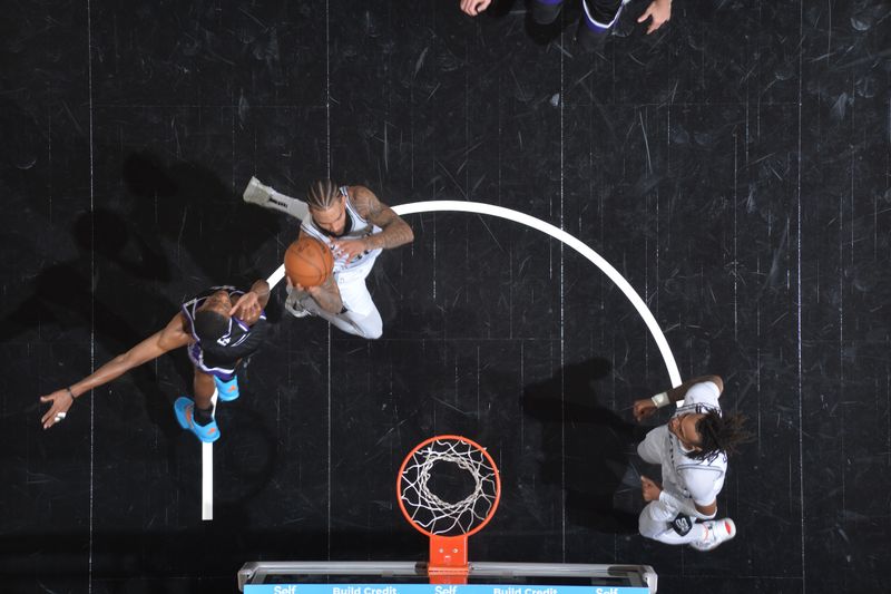 SAN ANTONIO, TX - NOVEMBER 11:  Julian Champagnie #30 of the San Antonio Spurs drives to the basket during the game against the Sacramento Kings during a regular season game on November 11, 2024 at the Frost Bank Center in San Antonio, Texas. NOTE TO USER: User expressly acknowledges and agrees that, by downloading and or using this photograph, user is consenting to the terms and conditions of the Getty Images License Agreement. Mandatory Copyright Notice: Copyright 2024 NBAE (Photos by Michael Gonzales/NBAE via Getty Images)