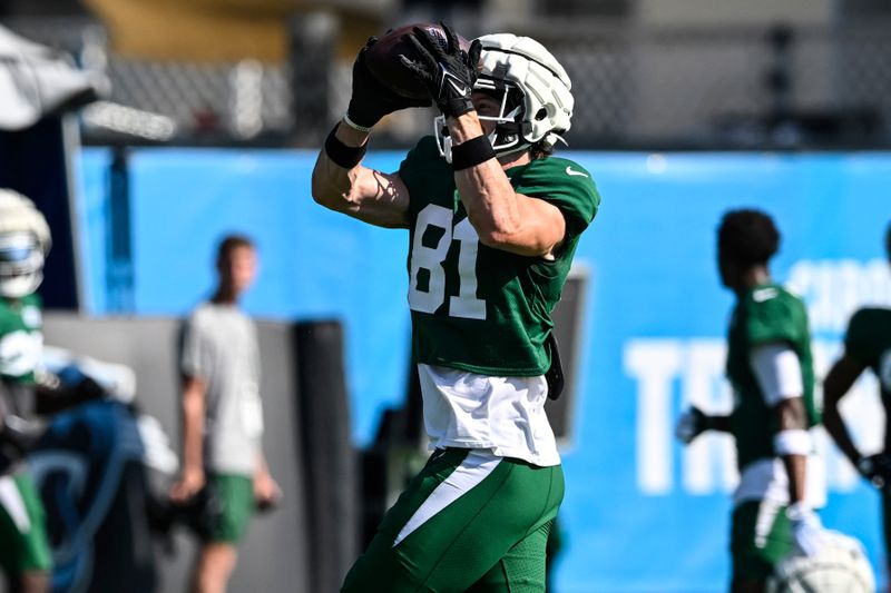 New York Jets tight end Zack Kuntz (81) catches a pass during an NFL football joint practice with the Carolina Panthers Thursday, Aug. 15, 2024, in Charlotte, N.C. (AP Photo/Matt Kelley)