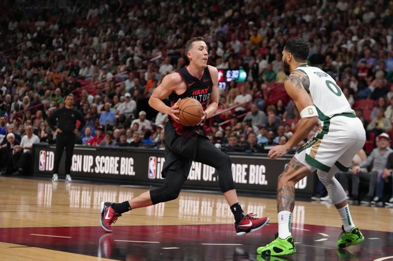 MIAMI, FL - FEBRUARY 11: Duncan Robinson #55 of the Miami Heat drives to the basket during the game against the Boston Celtics on February 11, 2024 at Kaseya Center in Miami, Florida. NOTE TO USER: User expressly acknowledges and agrees that, by downloading and or using this Photograph, user is consenting to the terms and conditions of the Getty Images License Agreement. Mandatory Copyright Notice: Copyright 2024 NBAE (Photo by Eric Espada/NBAE via Getty Images)