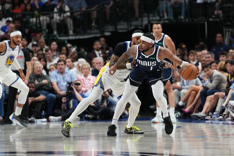 DALLAS, TX - APRIL 5: Jaden Hardy #1 of the Dallas Mavericks handles the ball during the game against the Golden State Warriors on April 5, 2024 at the American Airlines Center in Dallas, Texas. NOTE TO USER: User expressly acknowledges and agrees that, by downloading and or using this photograph, User is consenting to the terms and conditions of the Getty Images License Agreement. Mandatory Copyright Notice: Copyright 2024 NBAE (Photo by Glenn James/NBAE via Getty Images)