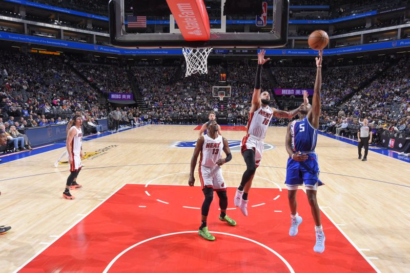 SACRAMENTO, CA - FEBRUARY 26: De'Aaron Fox #5 of the Sacramento Kings drives to the basket during the game against the Miami Heat on February 26, 2024 at Golden 1 Center in Sacramento, California. NOTE TO USER: User expressly acknowledges and agrees that, by downloading and or using this Photograph, user is consenting to the terms and conditions of the Getty Images License Agreement. Mandatory Copyright Notice: Copyright 2024 NBAE (Photo by Rocky Widner/NBAE via Getty Images)