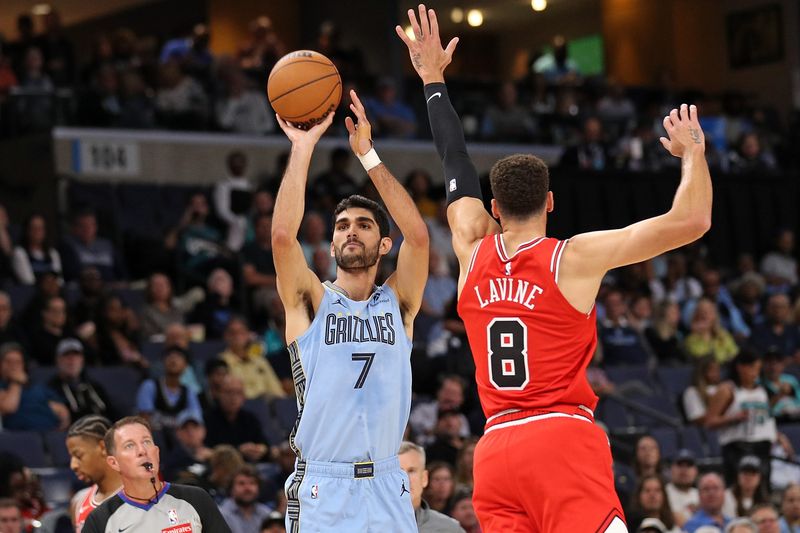 MEMPHIS, TENNESSEE - OCTOBER 28: Santi Aldama #7 of the Memphis Grizzlies shoots against Zach LaVine #8 of the Chicago Bulls during the first half at FedExForum on October 28, 2024 in Memphis, Tennessee. NOTE TO USER: User expressly acknowledges and agrees that, by downloading and or using this photograph, User is consenting to the terms and conditions of the Getty Images License Agreement. (Photo by Justin Ford/Getty Images)