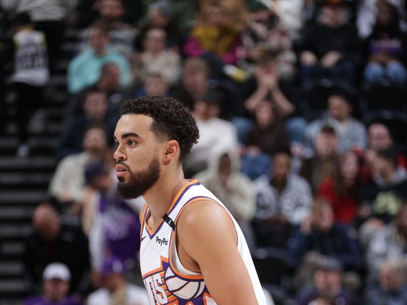 SALT LAKE CITY, UT - DECEMBER 13:   Tyus Jones #21 of the Phoenix Suns looks to pass the ball during the game against the Utah Jazz during a regular season game on December 13, 2024 at Delta Center in Salt Lake City, Utah. NOTE TO USER: User expressly acknowledges and agrees that, by downloading and or using this Photograph, User is consenting to the terms and conditions of the Getty Images License Agreement. Mandatory Copyright Notice: Copyright 2024 NBAE (Photo by Melissa Majchrzak/NBAE via Getty Images)