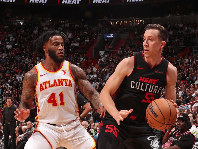 MIAMI, FL - JANUARY 19: Duncan Robinson #55 of the Miami Heat looks to pass the ball during the game against the Atlanta Hawks on January 19, 2024 at Kaseya Center in Miami, Florida. NOTE TO USER: User expressly acknowledges and agrees that, by downloading and or using this Photograph, user is consenting to the terms and conditions of the Getty Images License Agreement. Mandatory Copyright Notice: Copyright 2024 NBAE (Photo by Issac Baldizon/NBAE via Getty Images)