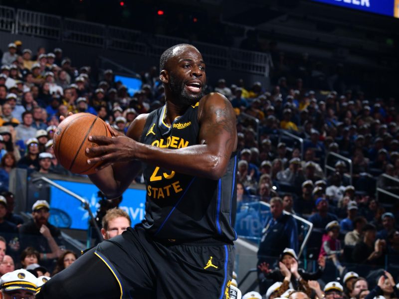 PHOENIX, AZ - NOVEMBER 12: Draymond Green #23 of the Golden State Warriors passes the ball during the game against the Dallas Mavericks during the Emirates NBA Cup game on November 12, 2024 at Footprint Center in Phoenix, Arizona. NOTE TO USER: User expressly acknowledges and agrees that, by downloading and or using this photograph, user is consenting to the terms and conditions of the Getty Images License Agreement. Mandatory Copyright Notice: Copyright 2024 NBAE (Photo by Barry Gossage/NBAE via Getty Images)