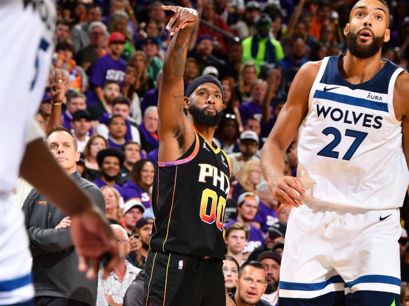 PHOENIX, AZ - APRIL 4: Royce O'Neale #00 of the Phoenix Suns looks on during the game against the Minnesota Timberwolves during Round 1 Game 4 of the 2024 NBA Playoffs on April 4, 2023 at Footprint Center in Phoenix, Arizona. NOTE TO USER: User expressly acknowledges and agrees that, by downloading and or using this photograph, user is consenting to the terms and conditions of the Getty Images License Agreement. Mandatory Copyright Notice: Copyright 2024 NBAE (Photo by Barry Gossage/NBAE via Getty Images)