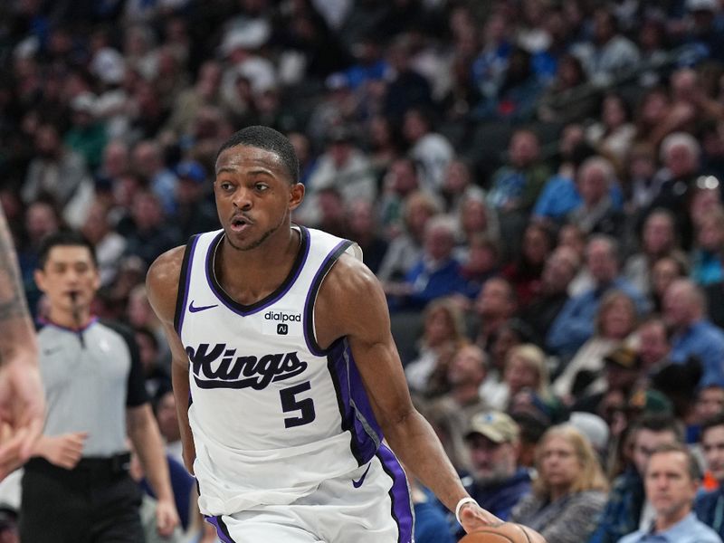 DALLAS, TX - JANUARY 27: De'Aaron Fox #5 of the Sacramento Kings goes to the basket during the game on January 27, 2024 at the American Airlines Center in Dallas, Texas. NOTE TO USER: User expressly acknowledges and agrees that, by downloading and or using this photograph, User is consenting to the terms and conditions of the Getty Images License Agreement. Mandatory Copyright Notice: Copyright 2024 NBAE (Photo by Glenn James/NBAE via Getty Images)